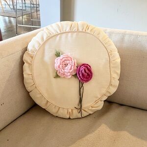 Vintage Grandma Cottage Core Peach Round Throw Accent Pillow Yarn Flowers Roses